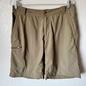 Marmot 32W athletic shorts with zip closure pockets